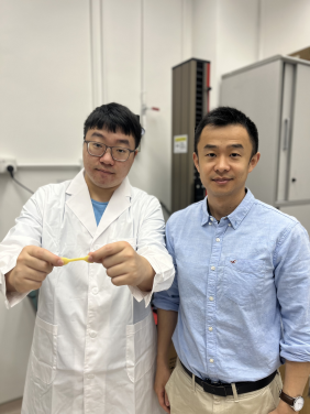 徐立之博士（右），文章第一作者博士研究生孫銘澤手持仿肌腱新型水凝膠材料